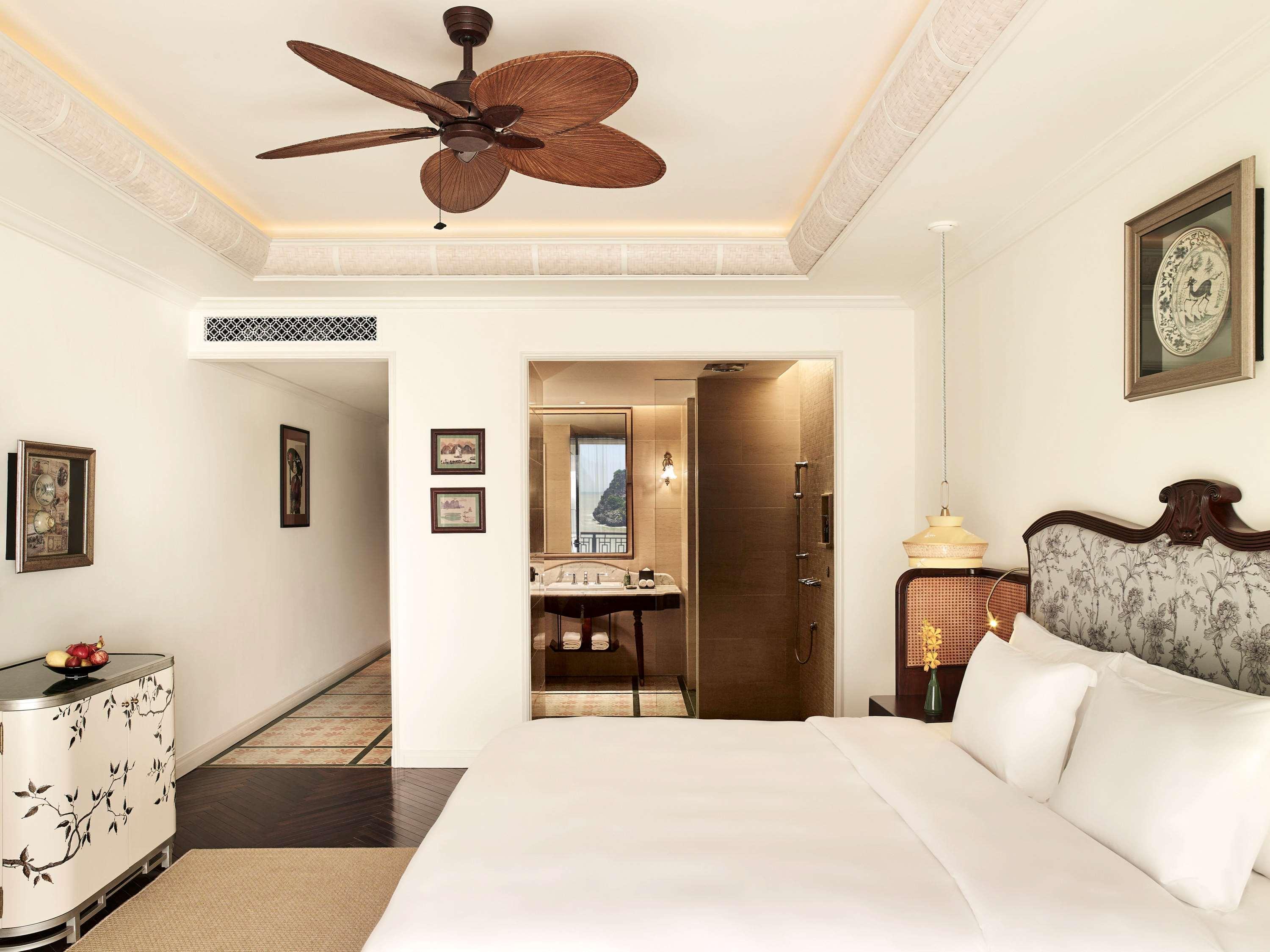 Hôtel Perle d'Orient Cat Ba - MGallery Chan Chau Buitenkant foto A room at the Taj Bengal