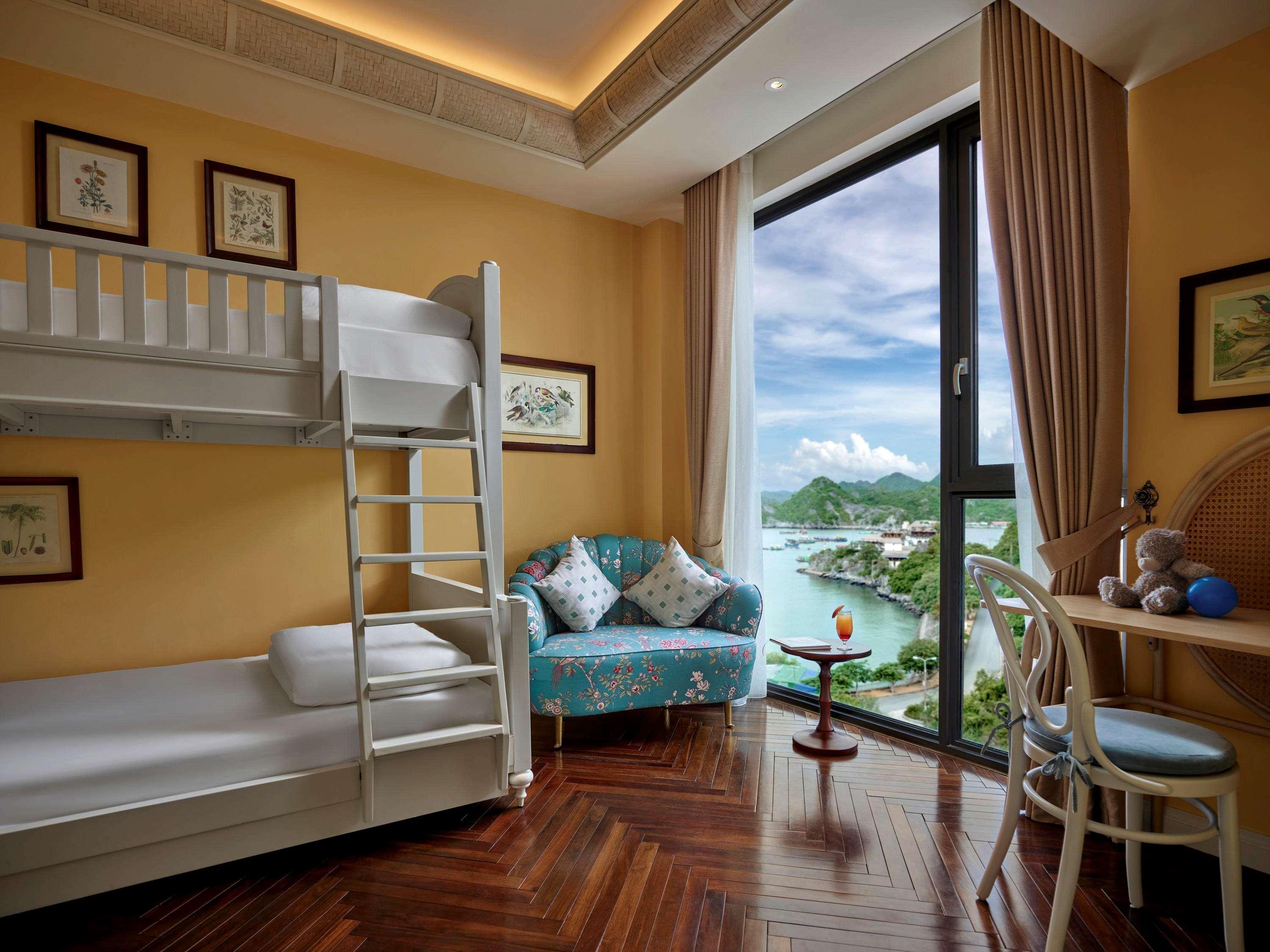 Hôtel Perle d'Orient Cat Ba - MGallery Chan Chau Buitenkant foto A bedroom at The Repulse Bay