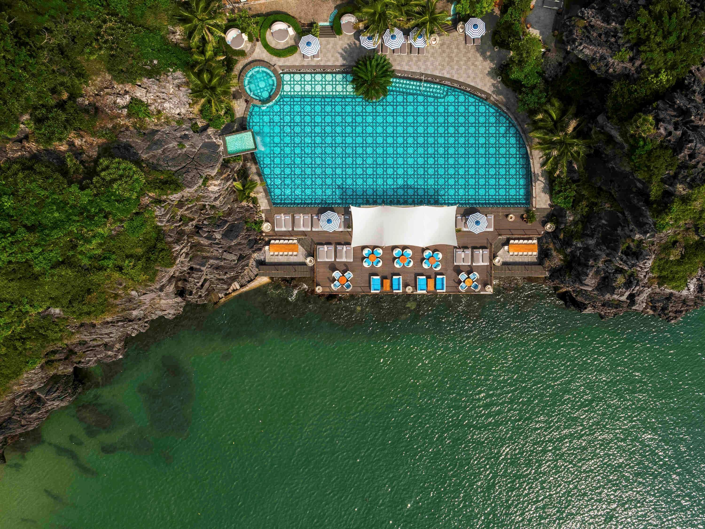 Hôtel Perle d'Orient Cat Ba - MGallery Chan Chau Buitenkant foto Aerial view of the resort