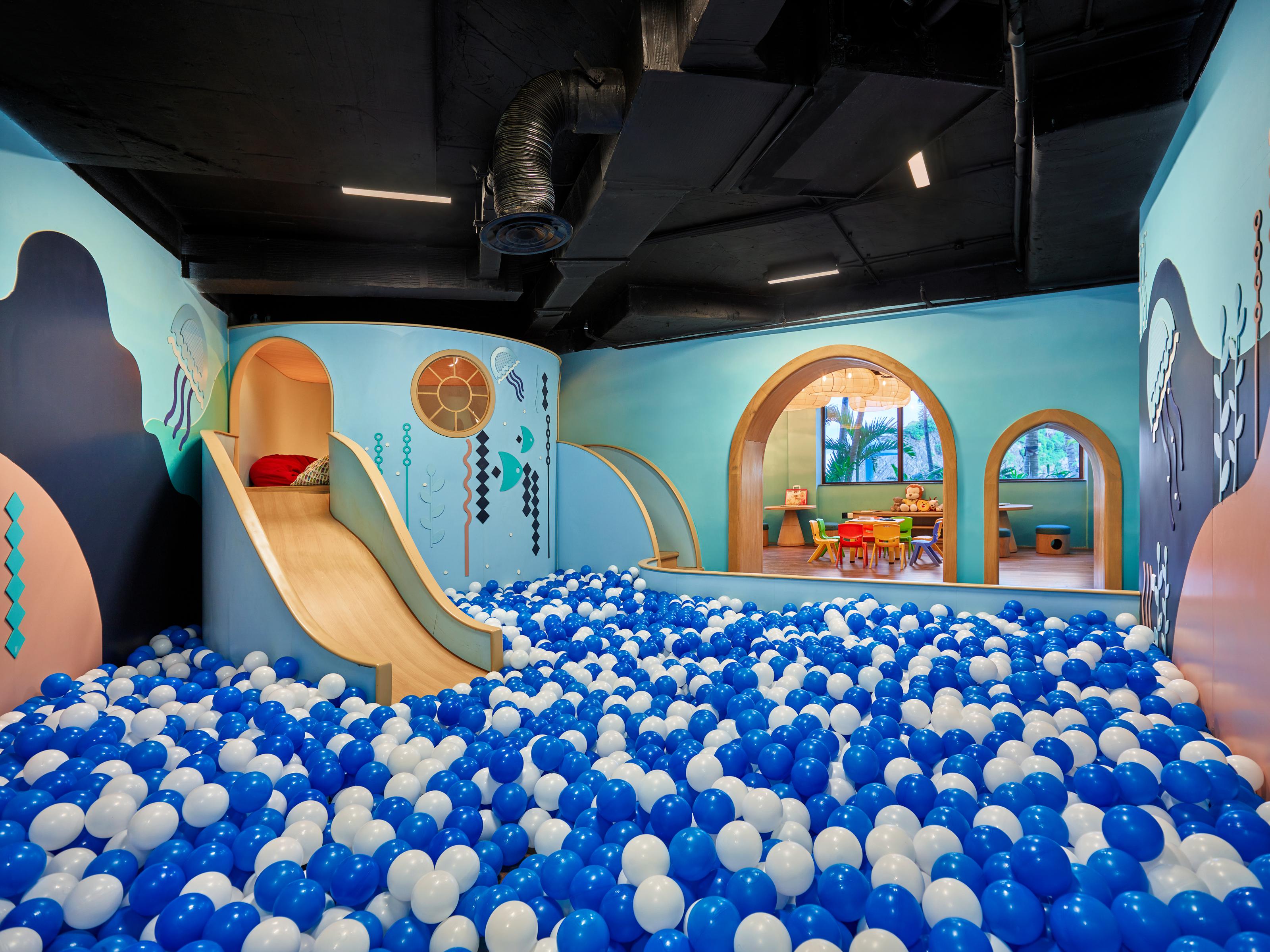 Hôtel Perle d'Orient Cat Ba - MGallery Chan Chau Buitenkant foto Ball pit at the Children's Museum of Oak Ridge
