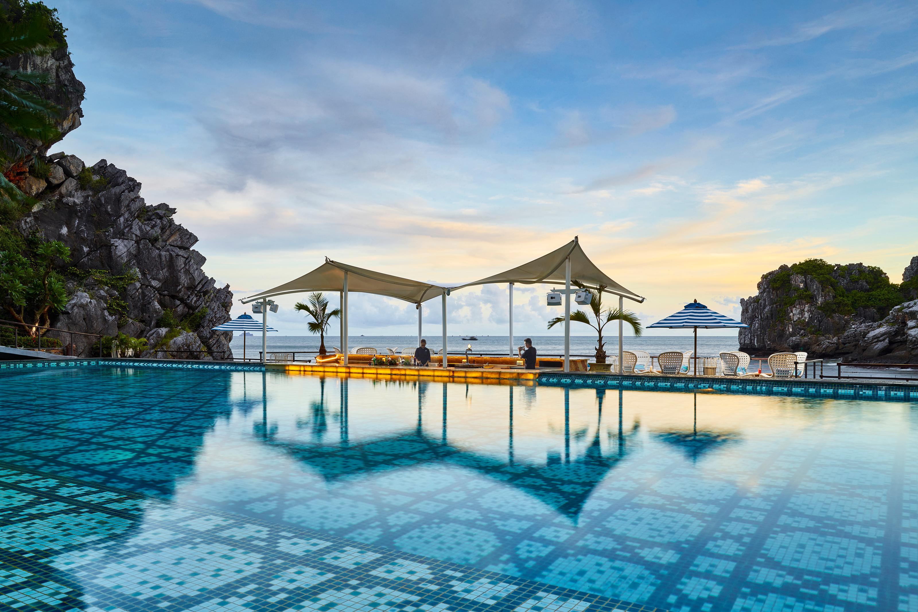Hôtel Perle d'Orient Cat Ba - MGallery Chan Chau Buitenkant foto The Rock Bar at the Alila Villas Uluwatu