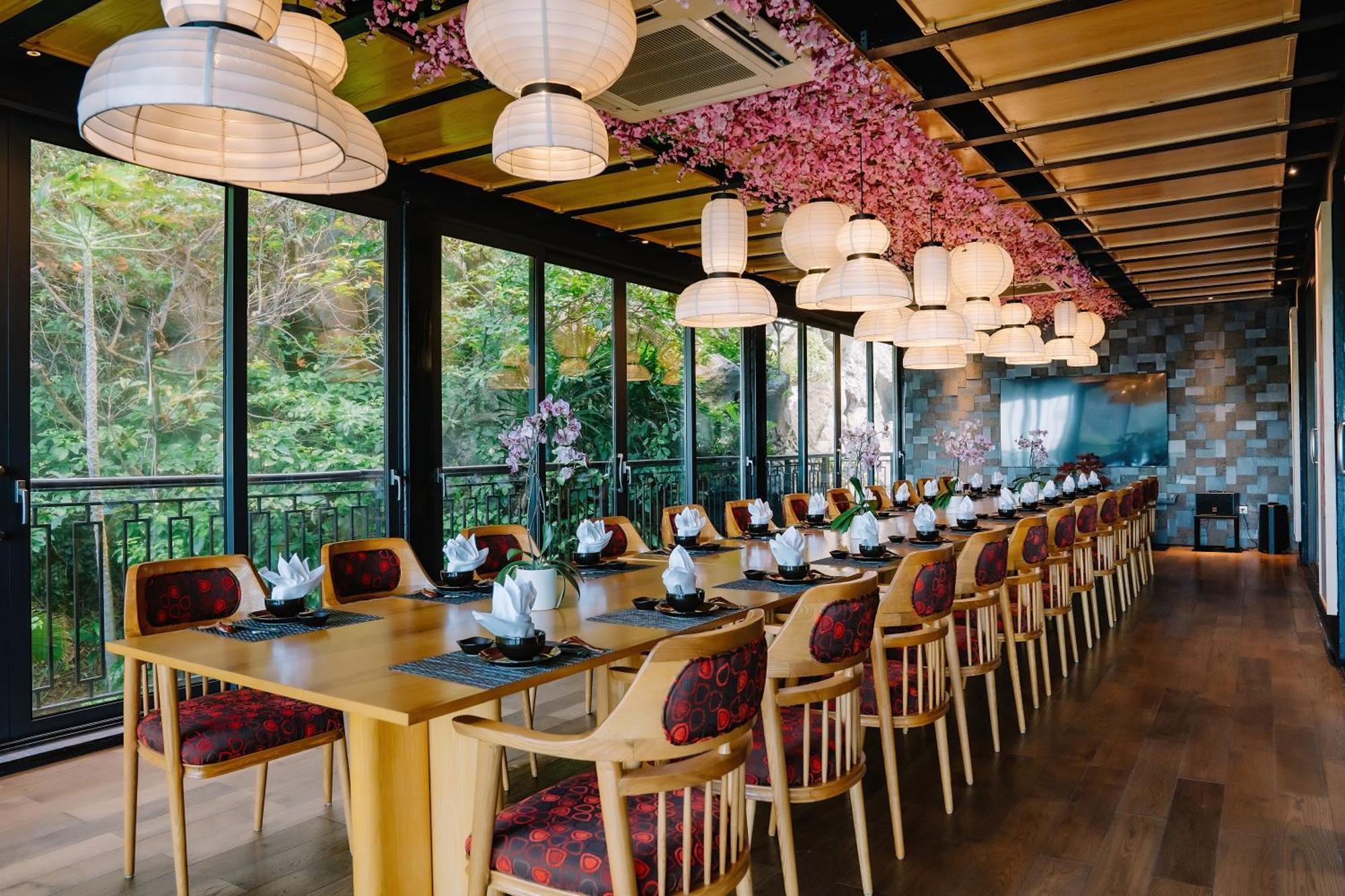 Hôtel Perle d'Orient Cat Ba - MGallery Chan Chau Buitenkant foto Restaurant in Kyoto
