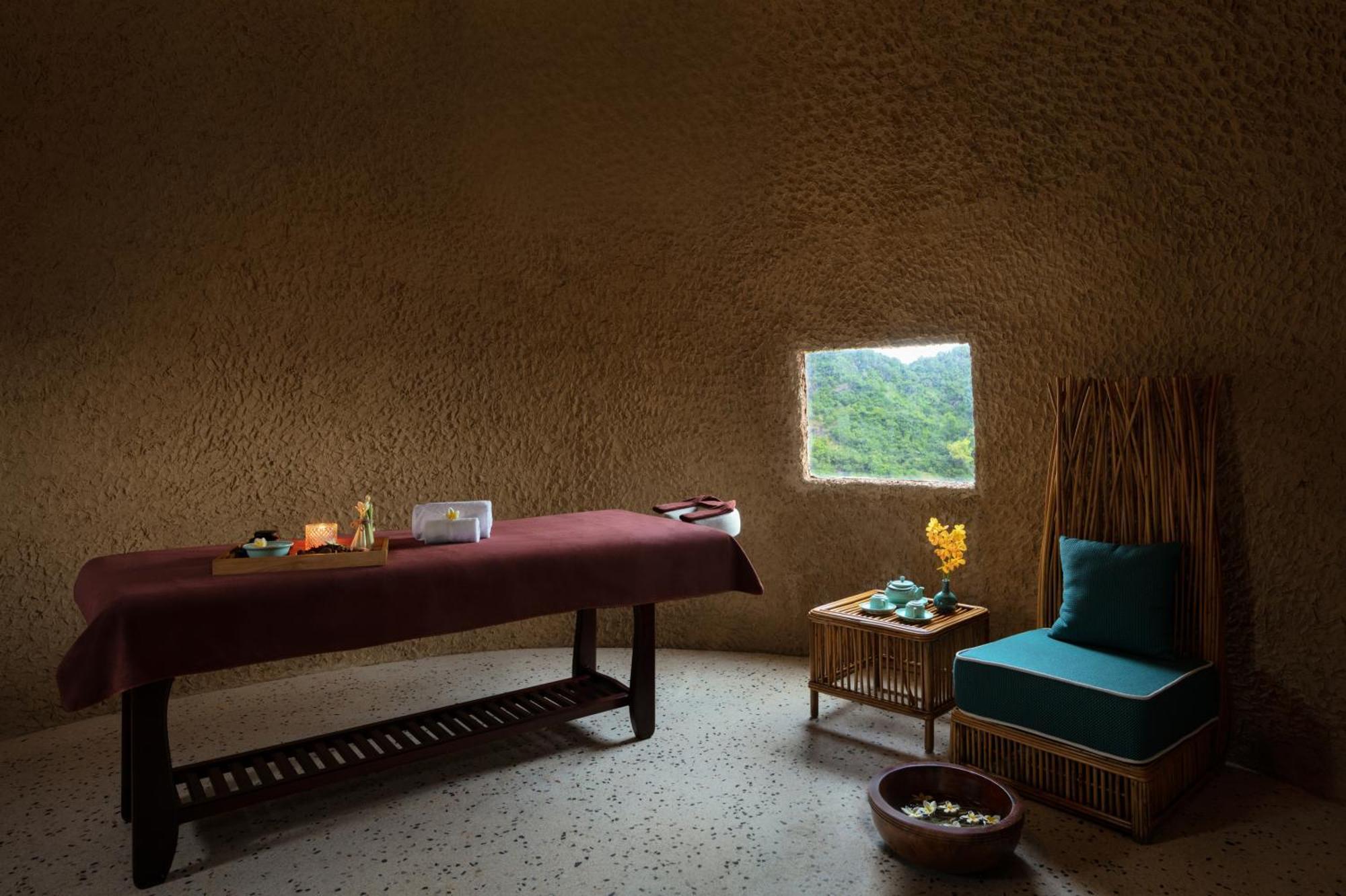 Hôtel Perle d'Orient Cat Ba - MGallery Chan Chau Buitenkant foto A treatment room at the Banyan Tree Spa